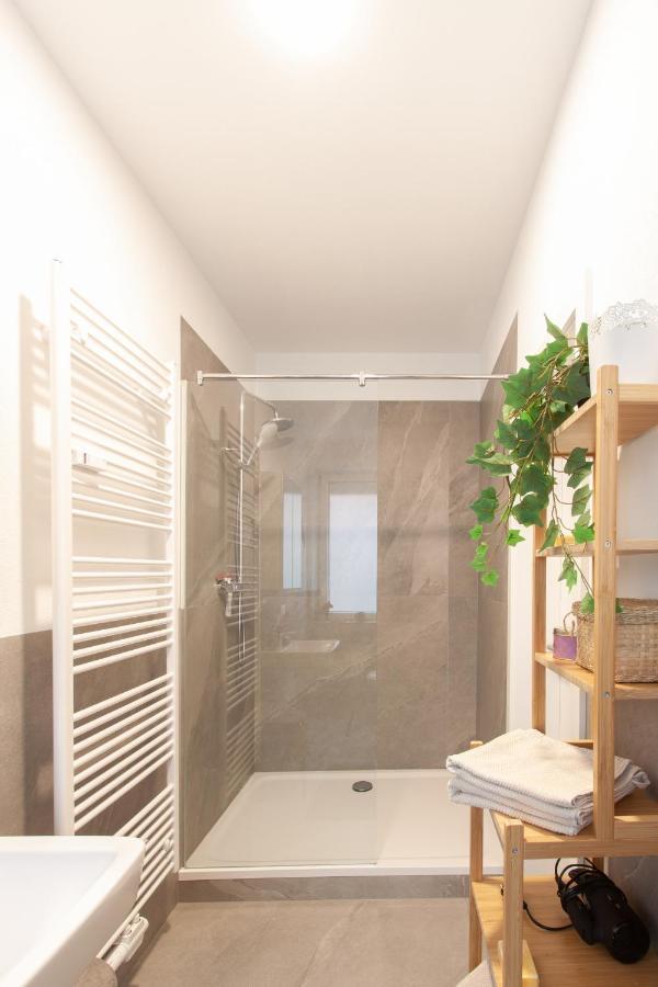 Ferienwohnung Juliusliving - Modernes Wohnen An Der Juliuspromenade Würzburg Exterior foto