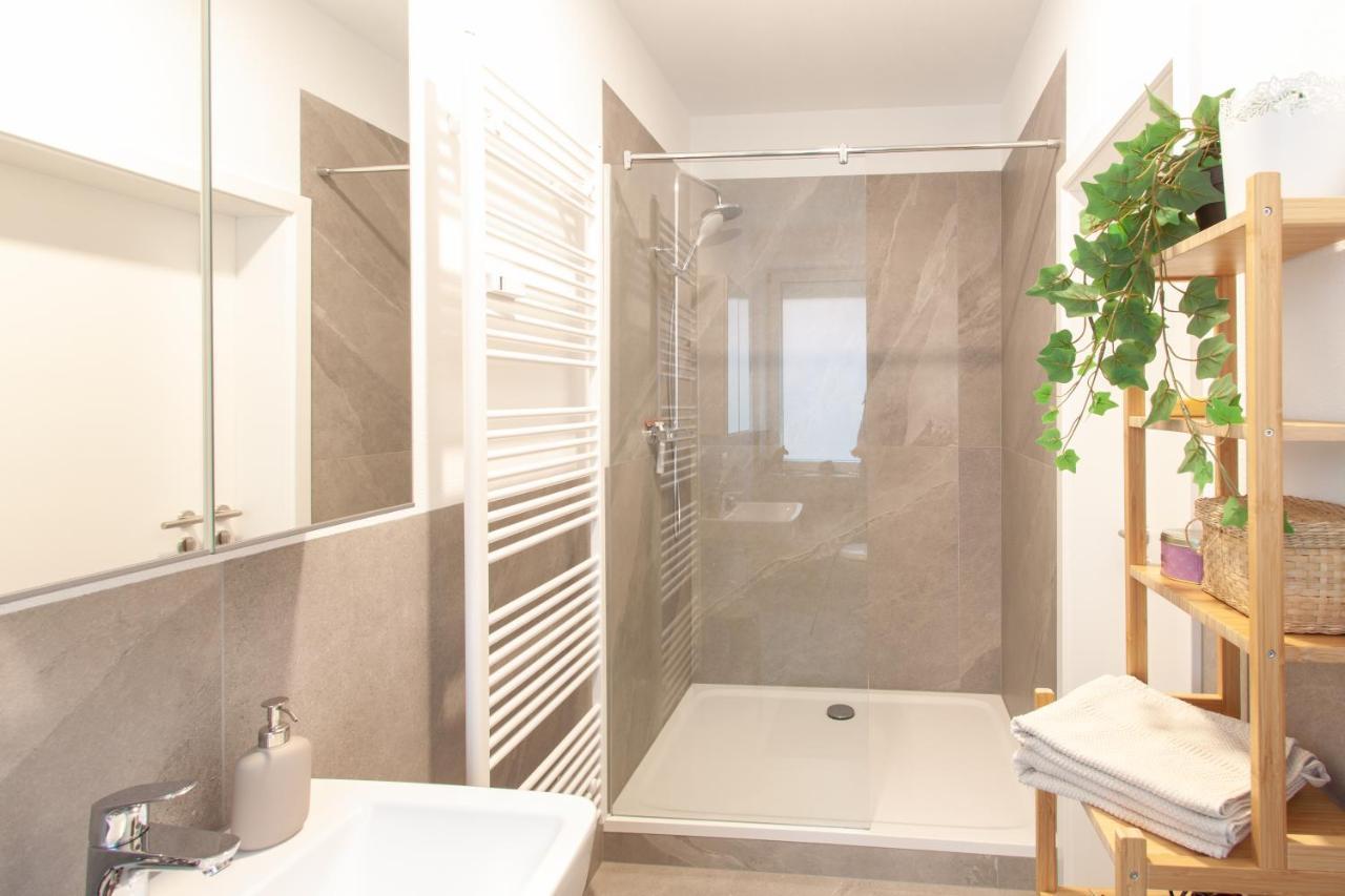 Ferienwohnung Juliusliving - Modernes Wohnen An Der Juliuspromenade Würzburg Exterior foto